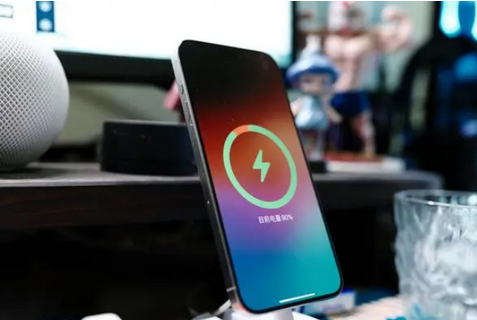 曲麻莱苹果15换屏服务分享用什么充电器给iPhone15充电更好 